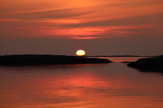 Kveldens solnedgang på yttersida av Seløy
